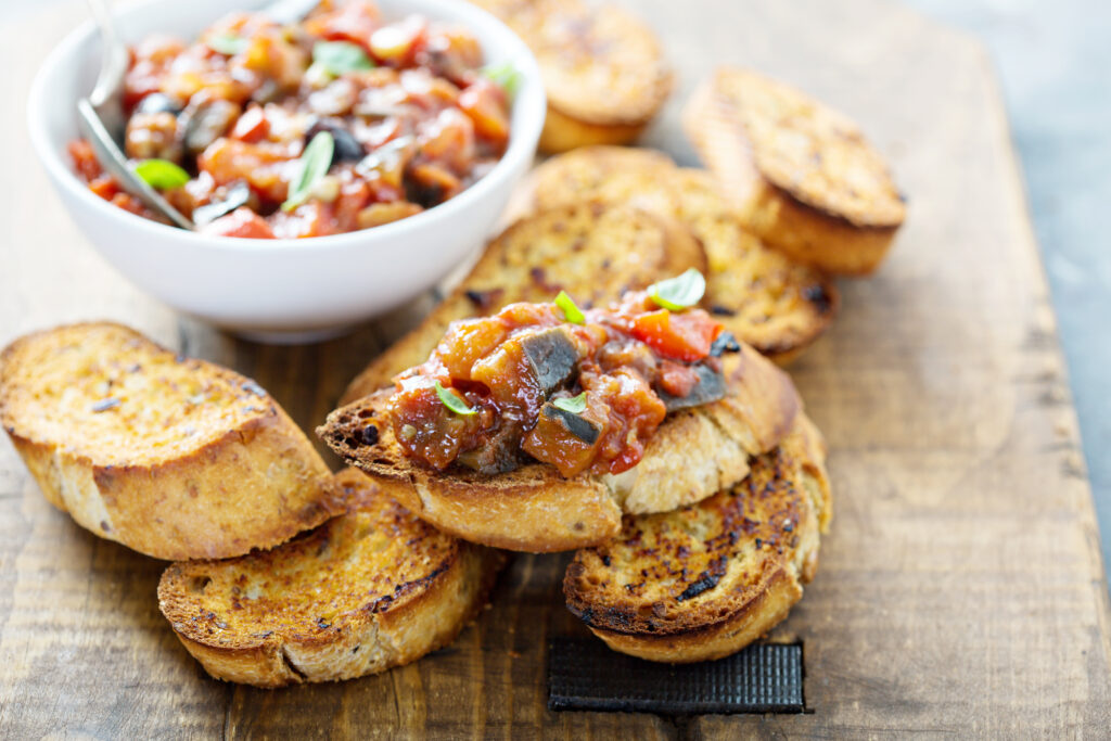 Crostini ou bruschetta de caponata d'aubergine sur pain à l'ail